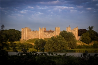 Framlingham castle at sunset - Happy Bean Photography used under a Creative Commons Attribution-Share Alike 4.0 International