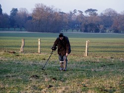 Simon Richardson, one of the metal detectorists most experienced in conducting archaeological surveys on English battlefields, working on the Bosworth survey.